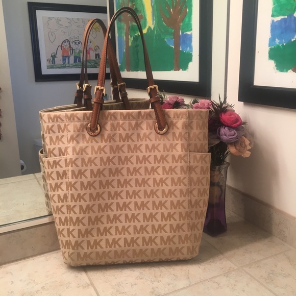 Michael Kors Handbags - Michael Kors purse